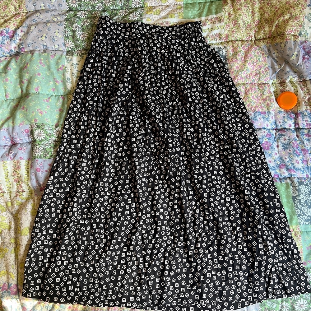 Long black white patterned skirt elastic waist